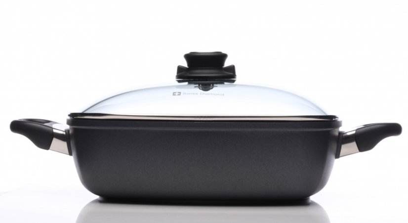 Indukčný hranatý kastról Swiss Diamond® XD66282ic s rozmerom 28x28 cm s pokrievkou