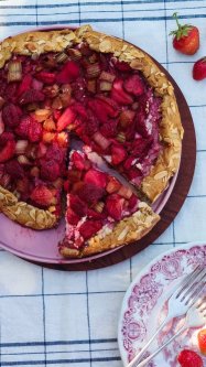 Szaftos epres-rebarbarás galette túróval