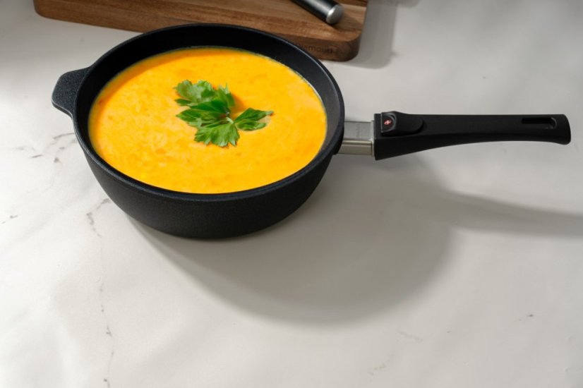 Podwyższona patelnia indukcyjna Swiss Diamond® z odłączaną rączką, o średnicy 24 cm, bez pokrywki.