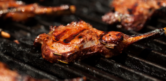 Szaftos grillezett bárányhús grillserpenyőn