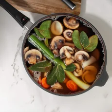 Indukční pánev zvýšená Swiss Diamond® s odnímatelnou rukojetí s průměrem 24 cm bez poklice