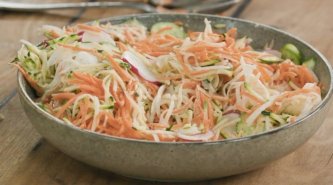 Finom friss saláta öntettel