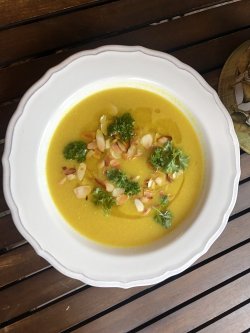 Cukkini és vöröslencse egy könnyű krémlevesben