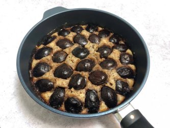 Orechovo slivkový koláč