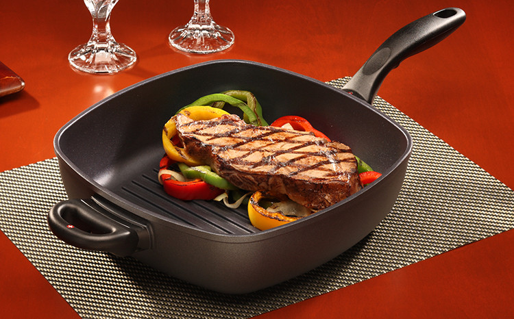 Indukční zvýšená grilovací pánev Swiss Diamond® XD66281i s rozměrem 28x28 cm bez poklice