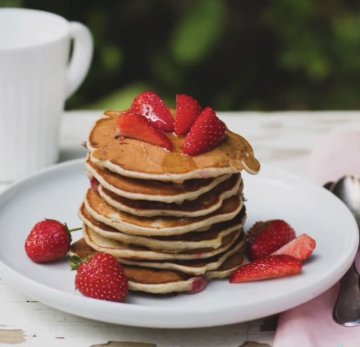Bucľaté jahodové palacinky