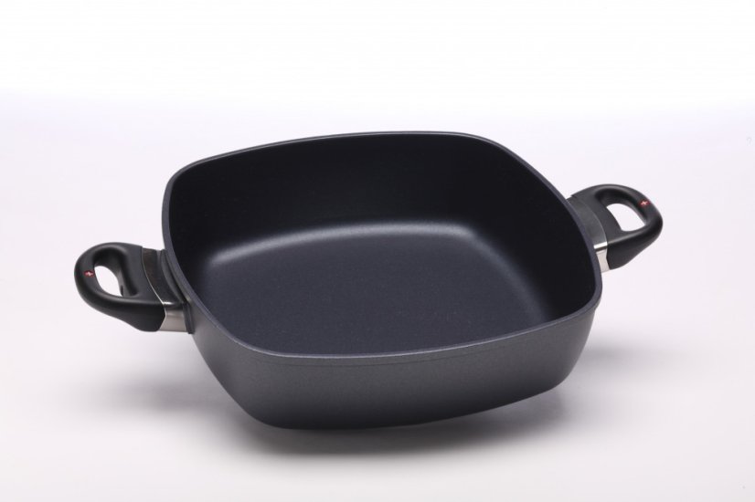 Indukční hranatý kastrol Swiss Diamond® XD66282ic rozměru 28x28 cm s poklicí