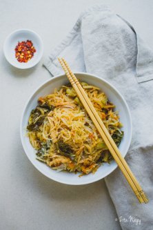 PIRÍTOTT ÜVEGTÉSZTA ZÖLDSÉGEKKEL ÉS BABBAL