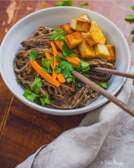 CURRYS ZÖLDSÉGES PIRÍTOTT TÉSZTA