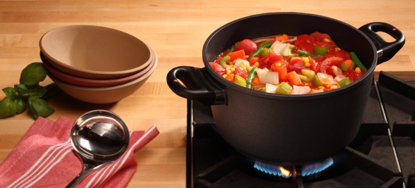 Indukční hrnec Swiss Diamond® XD6124ic o objemu 5,5 ls poklicí