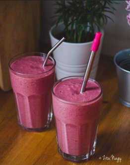 Smoothie z manga a bobuľového ovocia