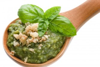 Zöldségtészta házi bazsalikompesztóval