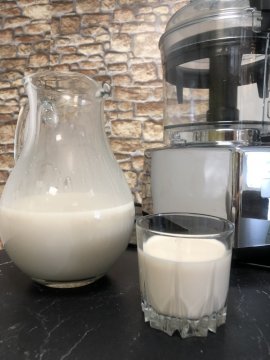 Domáce mandľové mlieko