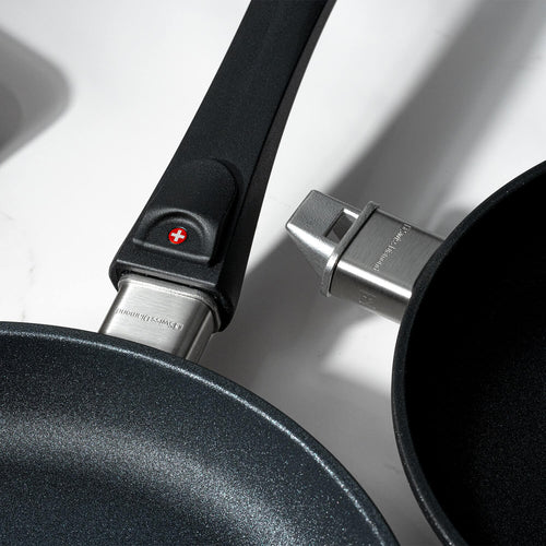 Indukční pánev Swiss Diamond® s odnímatelnou rukojetí s průměrem 28 cm bez poklice