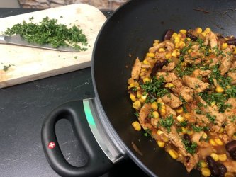 Swiss Diamond wok serpenyőben készült mexikói pulykaragu