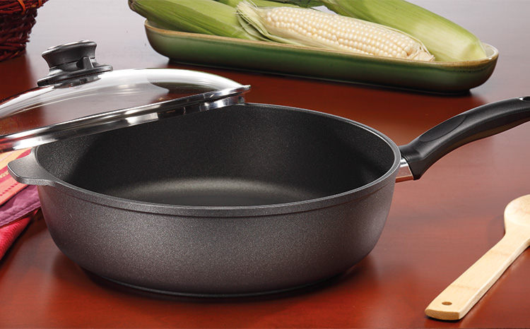 Indukčná zvýšená panvica Swiss Diamond® XD6728ic s priemerom 28 cm s pokrievkou