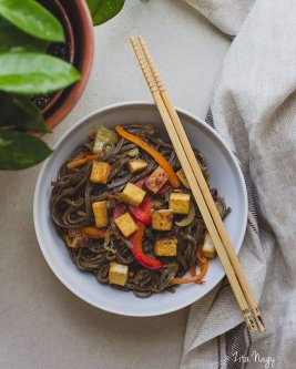 PIRÍTOTT SOBA TÉSZTA ZÖLDSÉGEKKEL