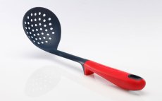 Dierkovaná naberačka pre riady Swiss Diamond®