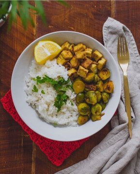 Pomerančová růžičková kapusta s osmaženým česnekovým tofu
