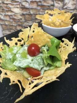 Syrový košík so šalátom