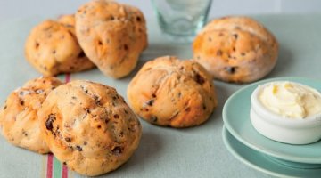 Chrumkavé žemle s olivami a chorizo klobásou