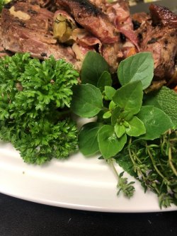 Krkovička zapečená so špargľou na zelenine