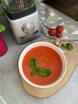Rajčatová polévka s bazalkou pomocí Power Blender od Magimix