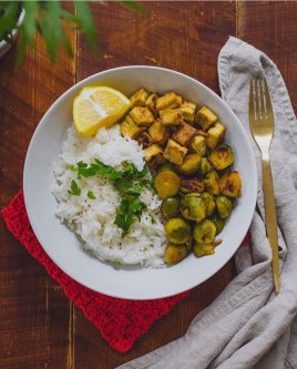 NARANCSOS KELBIMBÓ PIRÍTOTT FOKHAGYMÁS TOFUVAL