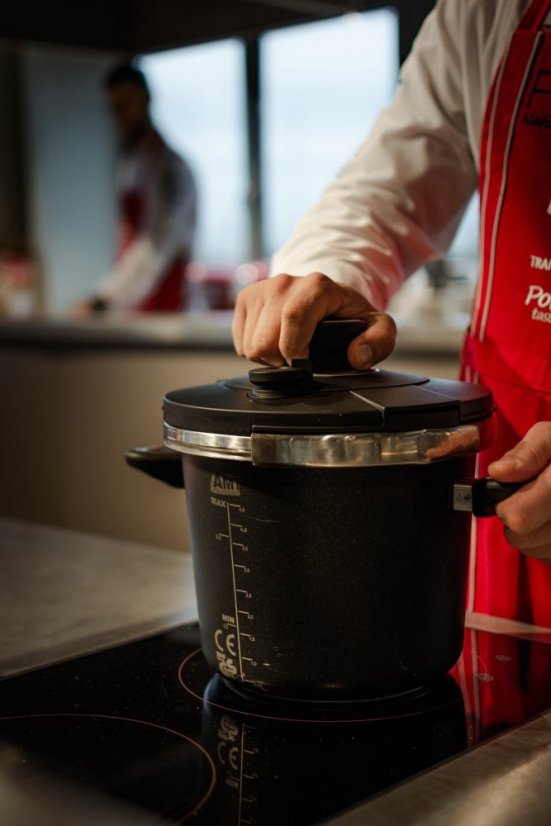 Tytanowy 4,5 l szybkowar indukcyjny z dwiema pokrywkami
